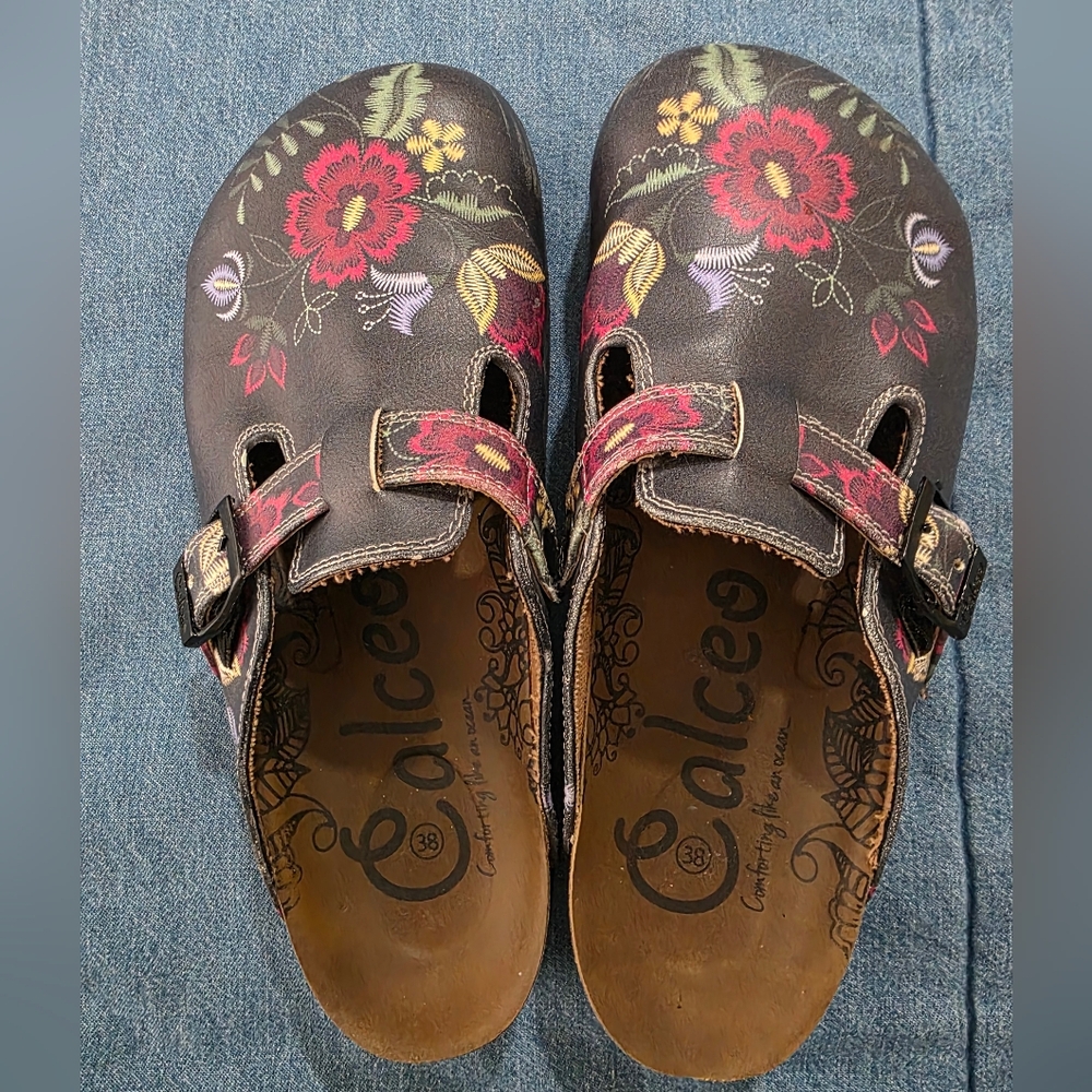 Calceo Floral Mules - Black and Red
